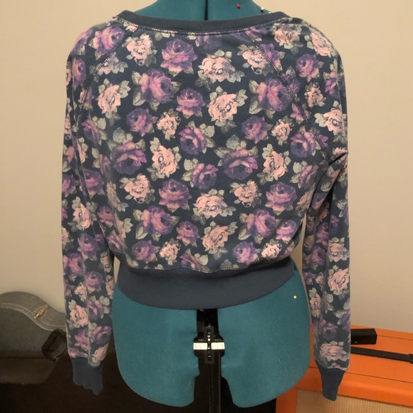 Rose Pattern Cropped Sweatshirt - Picture 2 of 2
